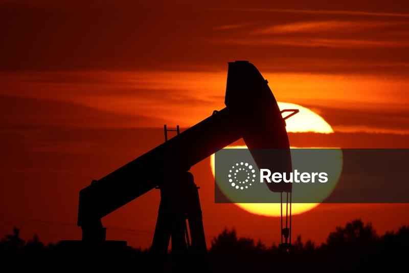 Petróleo sobe conforme mercado avalia forte crescimento econômico dos EUA e riscos de oferta