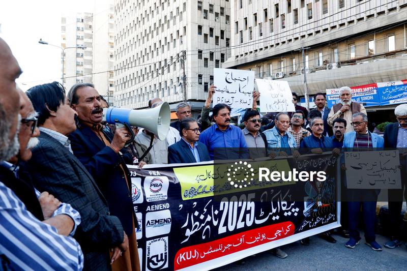 Jornalistas protestam contra o que consideram restrições à liberdade de imprensa, em Karachi