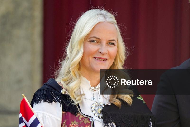 Princesa herdeira da Noruega demonstrou falta de discernimento em relação a laços com Epstein, diz primeiro-ministro