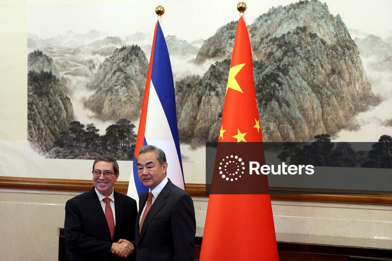 China apoia Cuba contra “interferência externa” durante visita de chanceler a Pequim