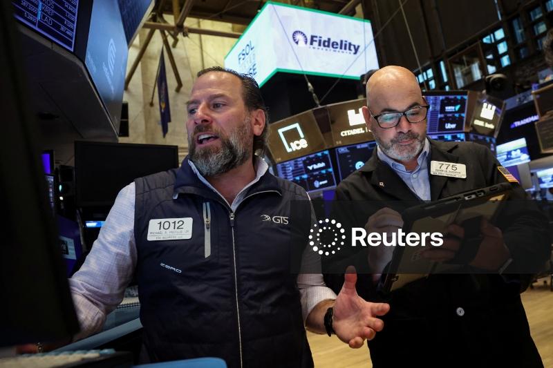 Wall Street salta conforme apostas de corte de juros aumentam, mas sofre perdas na semana