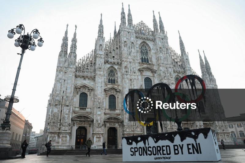 Tocha olímpica chega a Milão entre aplausos e protestos