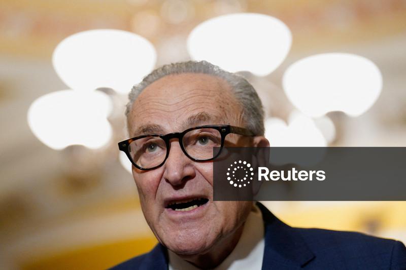 Líder democrata diz que agentes de imigração devem deixar de usar máscaras e passar a usar câmeras corporais