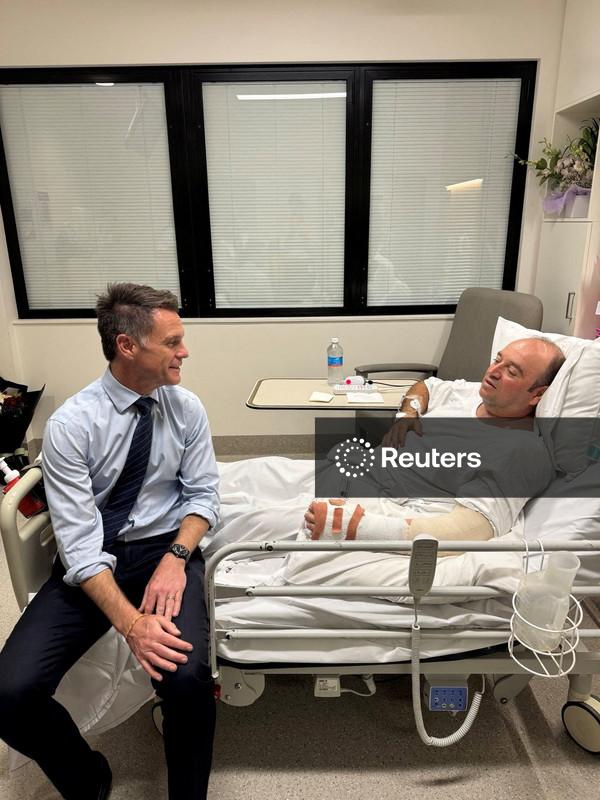 "Herói" que desarmou atirador na Austrália se recupera no hospital e recebe doações