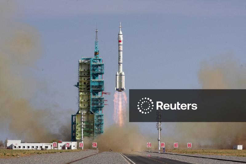 Astronautas chineses retornam à Terra após nave ser danificada por detritos espaciais