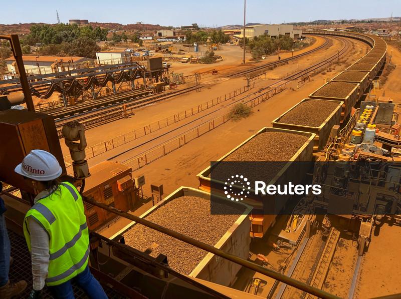 Minério de ferro oscila em meio à redução da demanda e esperanças de reabastecimento