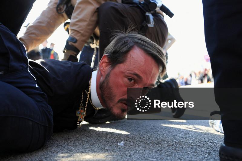 Quase duas dúzias de pessoas são presas em protesto fora das instalações do ICE de Chicago