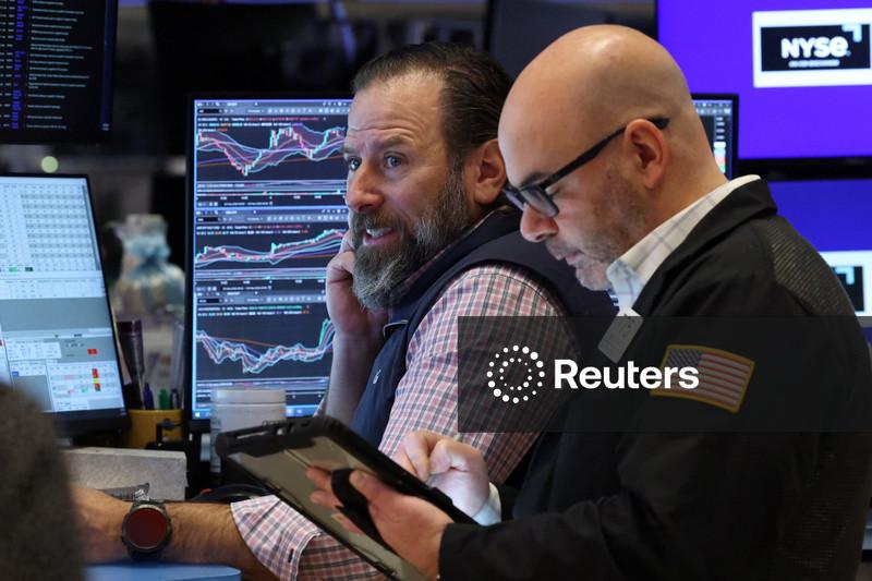 Wall Street abre em alta após semana de queda no setor de tecnologia, Amazon cai