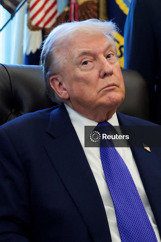 Trump chama decisão da Suprema Corte sobre tarifas de uma "vergonha", dizem fontes