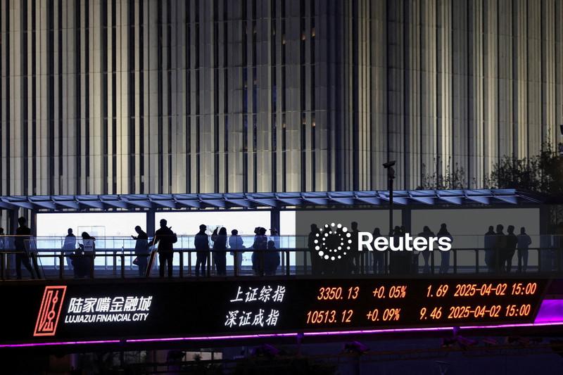 Ações  da China atingem  mínima de dois meses à medida que dados dos EUA se aproximam