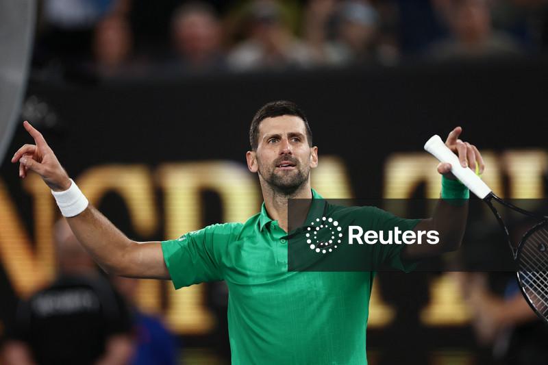 Sinner sobrevive e Djokovic brilha no calor do Aberto da Austrália