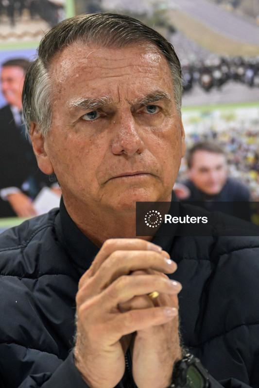 Bolsonaro retorna à prisão na PF depois de passar por exames após queda