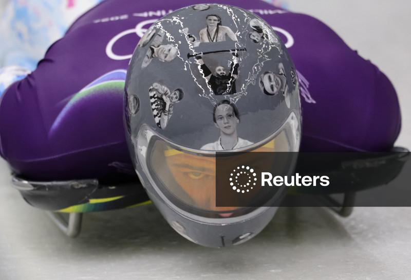 Ucraniano usa nos Jogos de Inverno capacete com imagens de atletas mortos na guerra