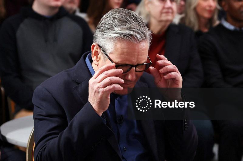 Premiê britânico Keir Starmer rejeita apelos para renunciar por escândalo envolvendo Mandelson