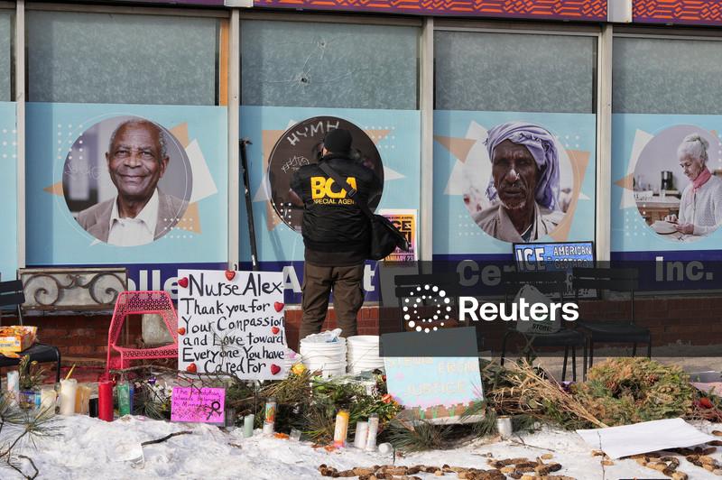 Autoridades federais dos EUA mantêm narrativa sobre morte de homem em Minneápolis, apesar de evidências em vídeo