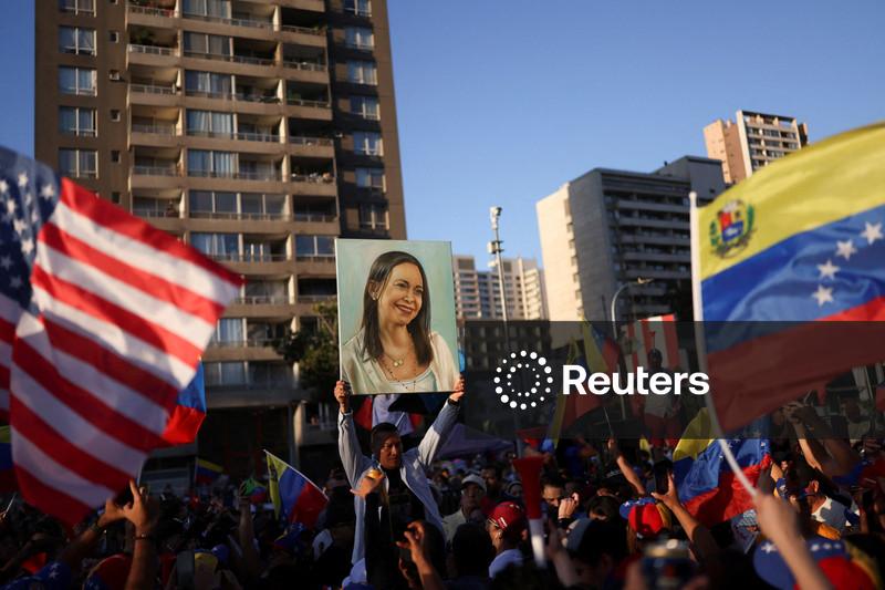 María Corina Machado promete voltar à Venezuela e quer eleições