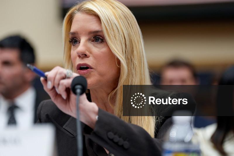 Deputados acusam procuradora-geral dos EUA de ocultar nomes de associados de Epstein