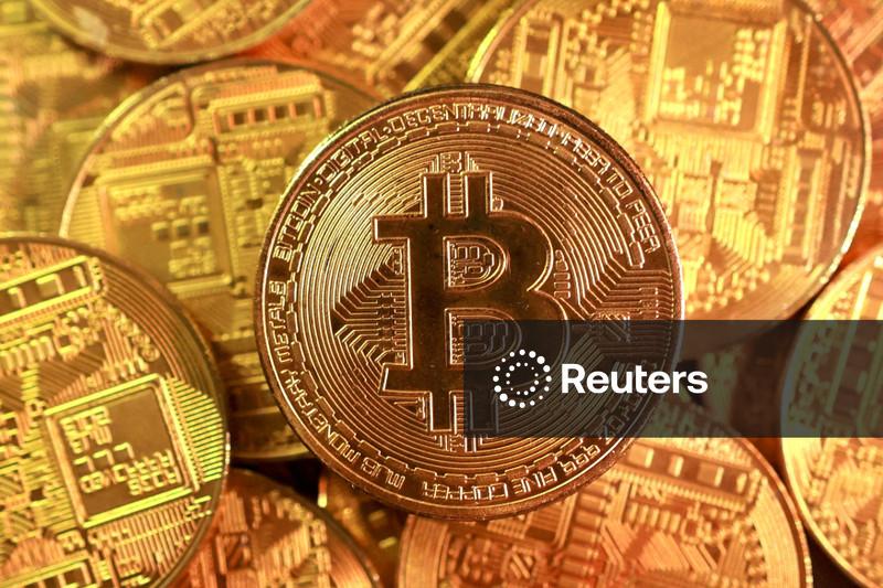 Bitcoin despenca em fuga de risco