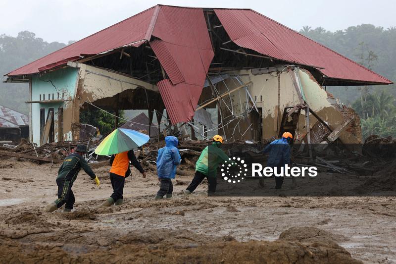 Número de mortos em enchentes e deslizamentos de terra na Indonésia passa de 700