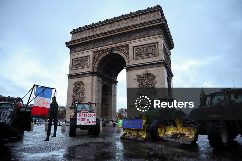 Agricultores franceses bloqueiam ruas de Paris em protesto contra acordo com Mercosul