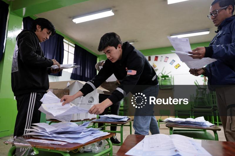 Equador rejeita em referendo retorno de bases militares estrangeiras, em revés para Noboa