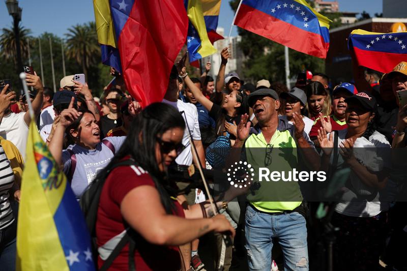 Venezuelanos celebram em Santiago após ataque dos EUA