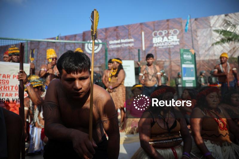 Manifestantes indígenas bloqueiam entrada da cúpula climática COP30 em Belém