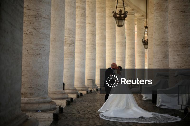 Um cônjuge é suficiente, afirma Vaticano aos católicos