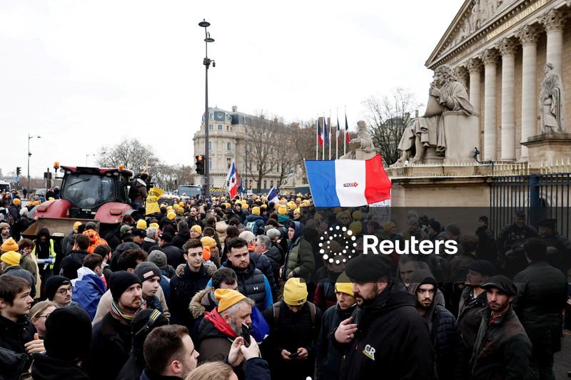 Agricultores franceses inspecionam alimentos importados em protesto contra acordo UE-Mercosul