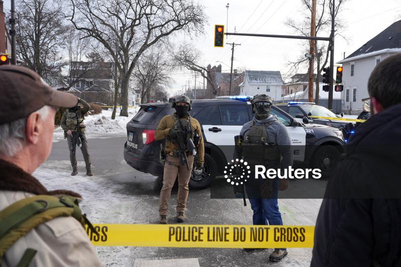 Agente de imigração dos EUA atira fatalmente em uma mulher em Mineápolis, e prefeito contesta alegação do governo de legítima defesa