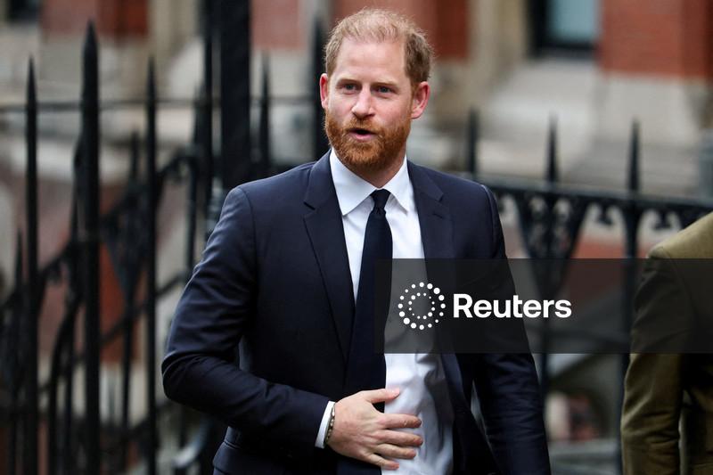Príncipe Harry virou alvo por enfrentar jornal britânico, diz advogado