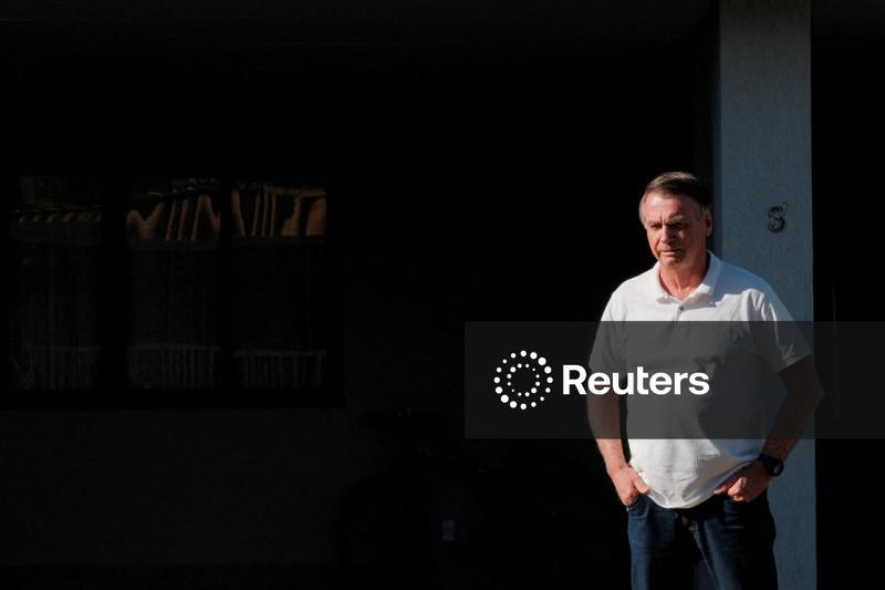 Advogados pedem autorização para Bolsonaro se internar na quarta e passar por cirurgia na quinta