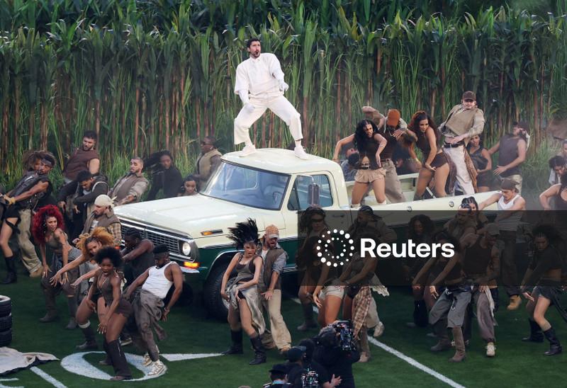 Bad Bunny transforma show do intervalo do Super Bowl em carta de amor a Porto Rico com surpresa de Lady Gaga