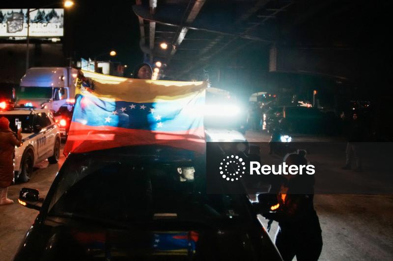 Imigrantes venezuelanos comemoram em frente a prisão de Nova York