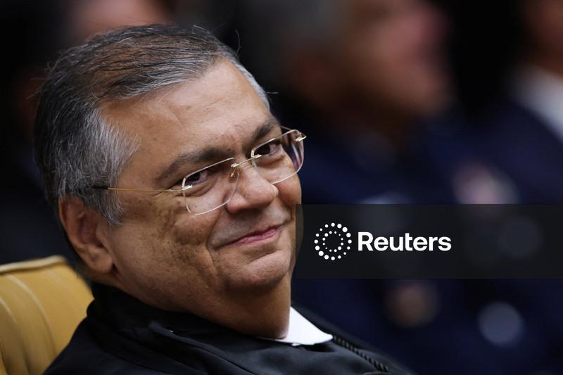 Dino impede Congresso de aprovar novas leis com penduricalhos que superam teto do funcionalismo