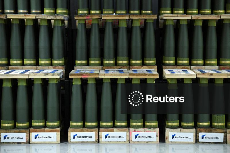 Projéteis de artilharia em uma sala de armazenamento da fábrica de artilharia do fabricante de munições Rheinmetall