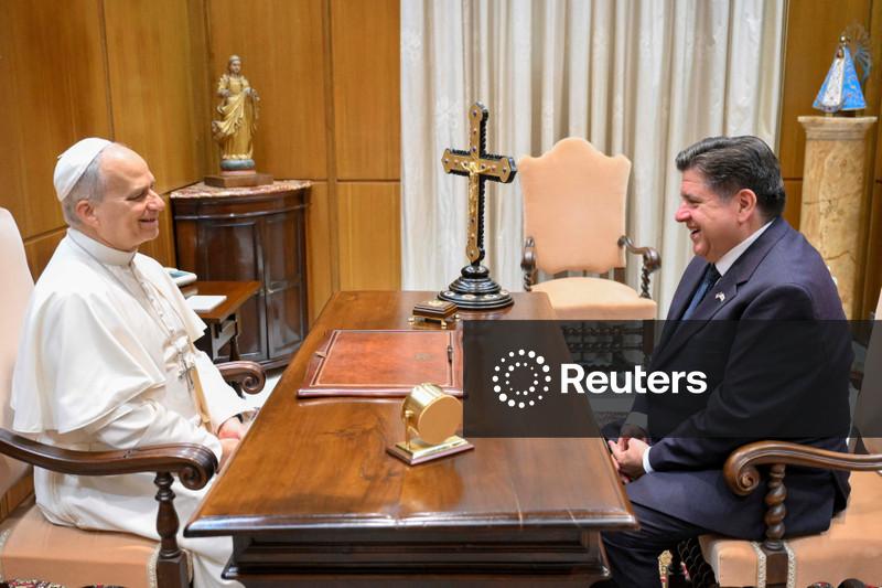 Papa Leão recebe cerveja de Chicago de presente do governador de Illinois