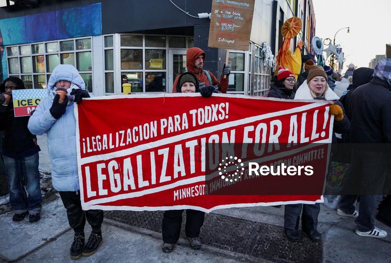EUA têm protestos em todo o país contra o ICE em Minneapolis em meio a mensagens contraditórias de Trump