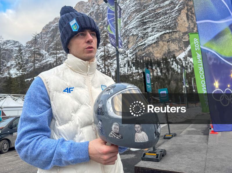 Capacete de atleta ucraniano em homenagem a mortos de guerra é proibido; braçadeira é recomendada