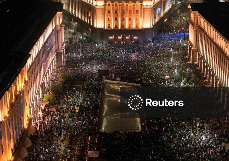 Governo búlgaro renuncia após semanas de protestos nas ruas