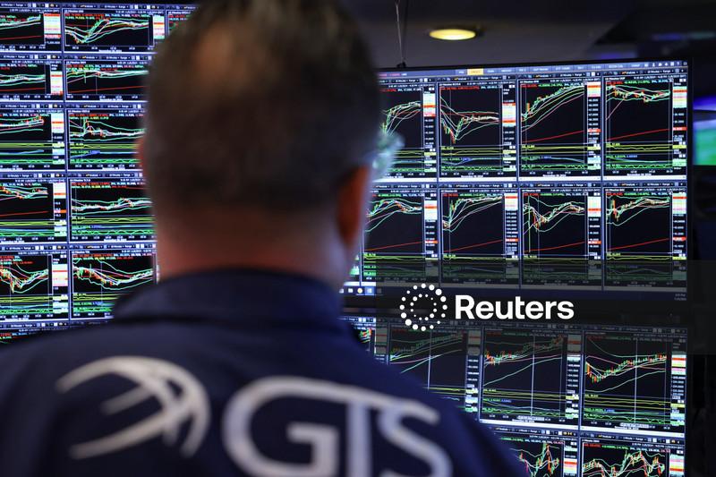 Wall St sobe com investidores atentos à política monetária; Oracle cai