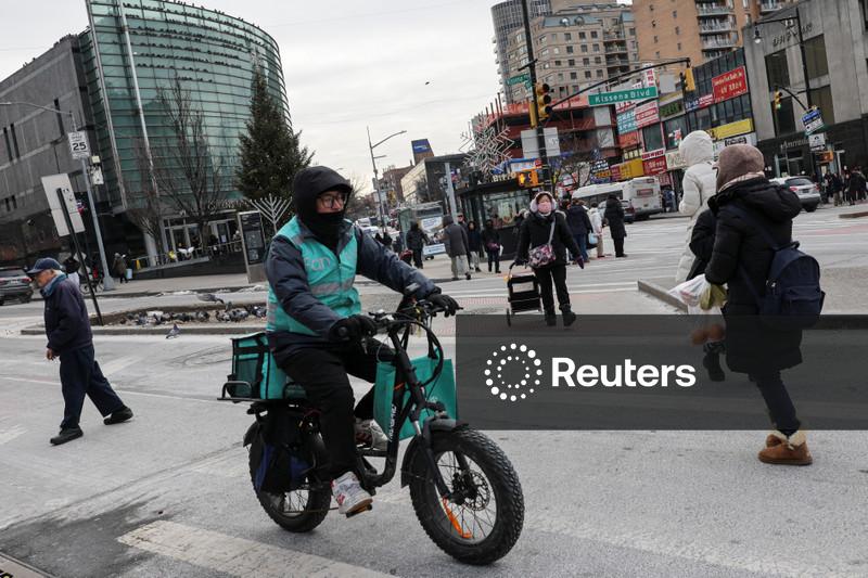 Atividade do setor de serviços dos EUA acelera em dezembro, mostra ISM