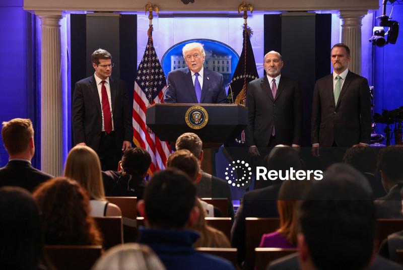 Trump anuncia tarifa global temporária de 10% para substituir taxas derrubadas pela Suprema Corte