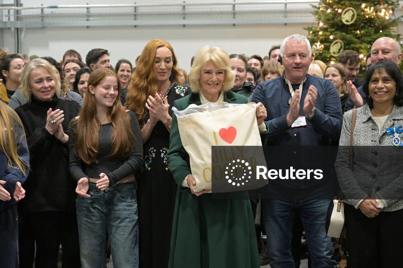 Rainha Camilla aparece no set de filmagens de "Rivais" em  homenagem à amiga Jilly Cooper