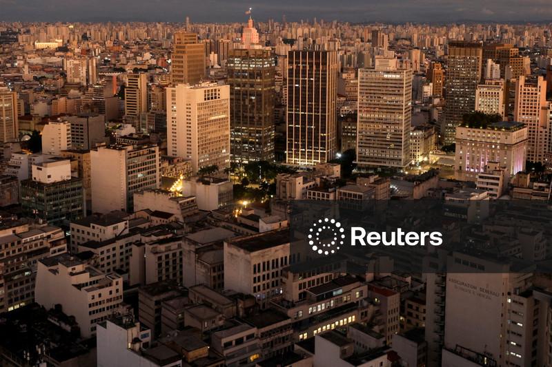 Foco se volta para possibilidade de corte da Selic em janeiro em economia com desempenho desigual