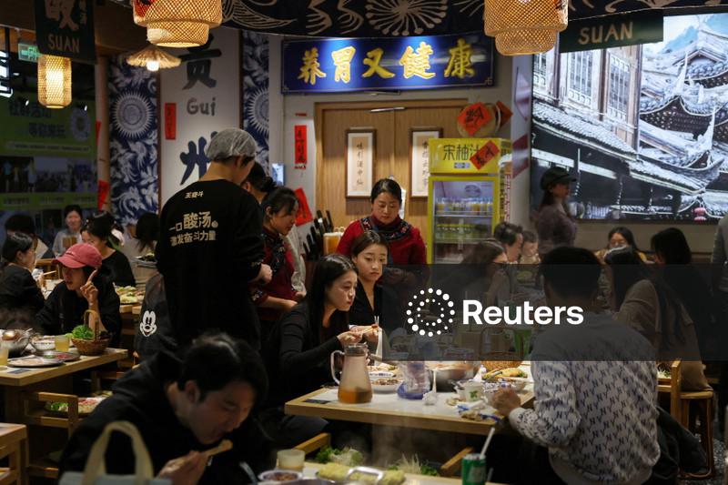 Crescimento do setor de serviços da China cai para menor nível em 5 meses em novembro, mostra PMI privado