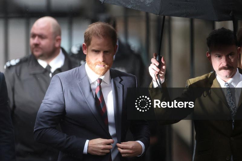 Príncipe Harry segura lágrimas ao afirmar que jornal tornou a vida de Meghan um inferno