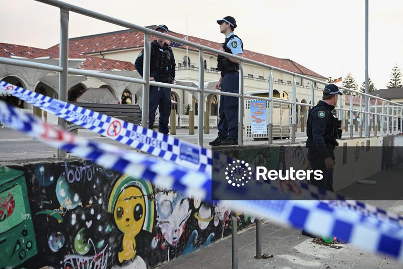 Pai e filho são os responsáveis por massacre em praia na Austrália que deixou 16 mortos, diz polícia