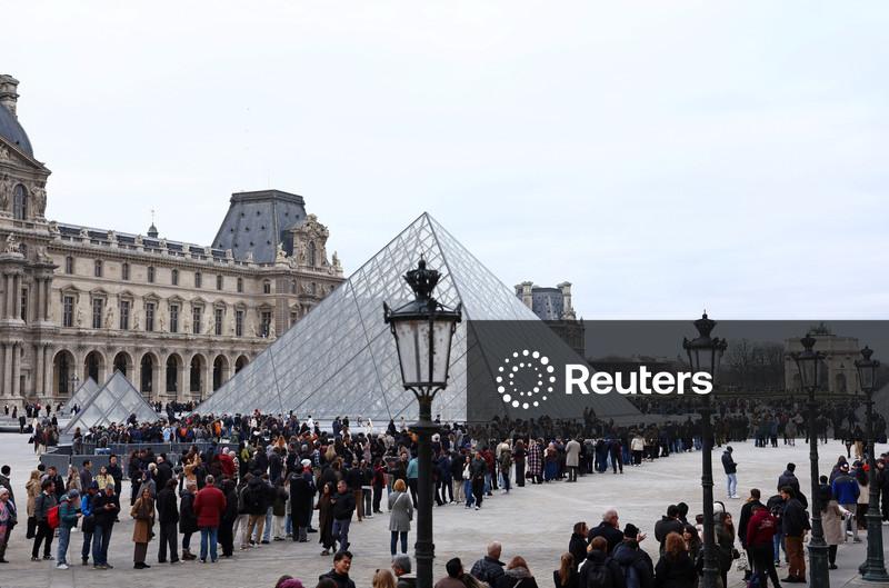 Funcionários suspendem greve no Museu do Louvre por enquanto, diz sindicato