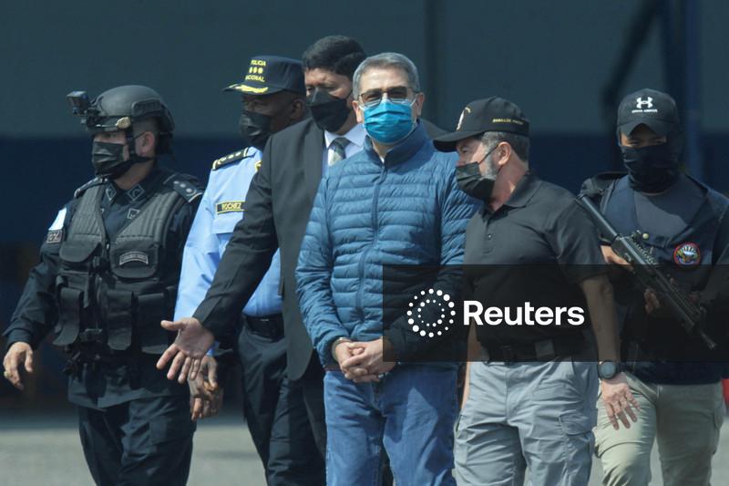 Ex-presidente hondurenho é libertado de prisão nos EUA após perdão de Trump